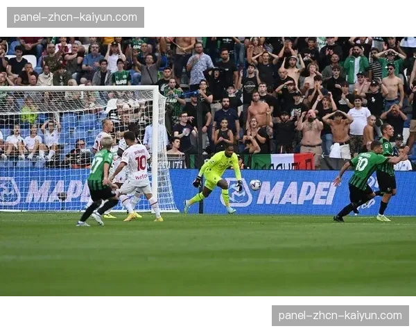 花絮：大雨导致场地积水，萨索洛主场工作人员紧急处理